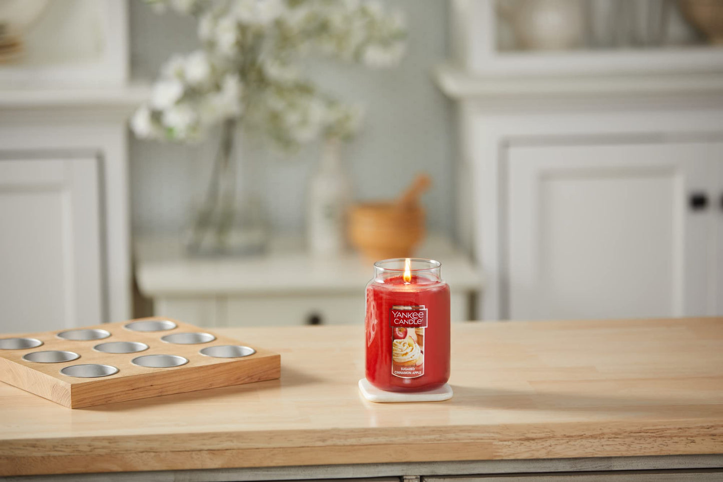 Yankee Candle Home Sweet Home Scented, Classic 22oz Large Jar Single Wick Candle, Over 110 Hours of Burn Time, Ideal for Fall, Outdoors, Home and Christmas Decorations