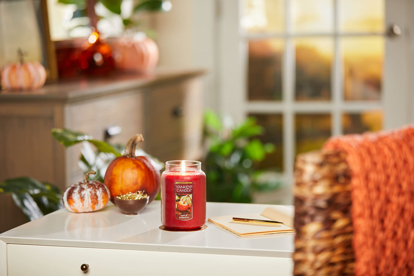 Yankee Candle Home Sweet Home Scented, Classic 22oz Large Jar Single Wick Candle, Over 110 Hours of Burn Time, Ideal for Fall, Outdoors, Home and Christmas Decorations