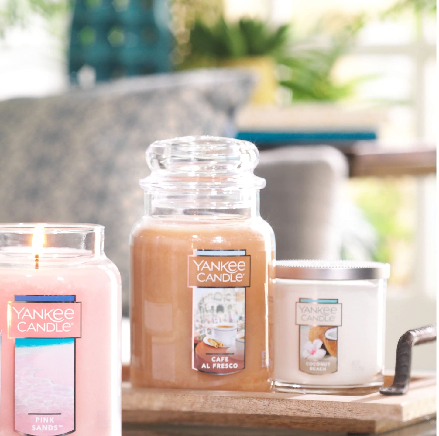 Yankee Candle French Vanilla Scented, Classic 22oz Large Jar Single Wick Candle, Over 110 Hour Burn Time, Ideal for Entertaining, Personal Relaxation, Gifting