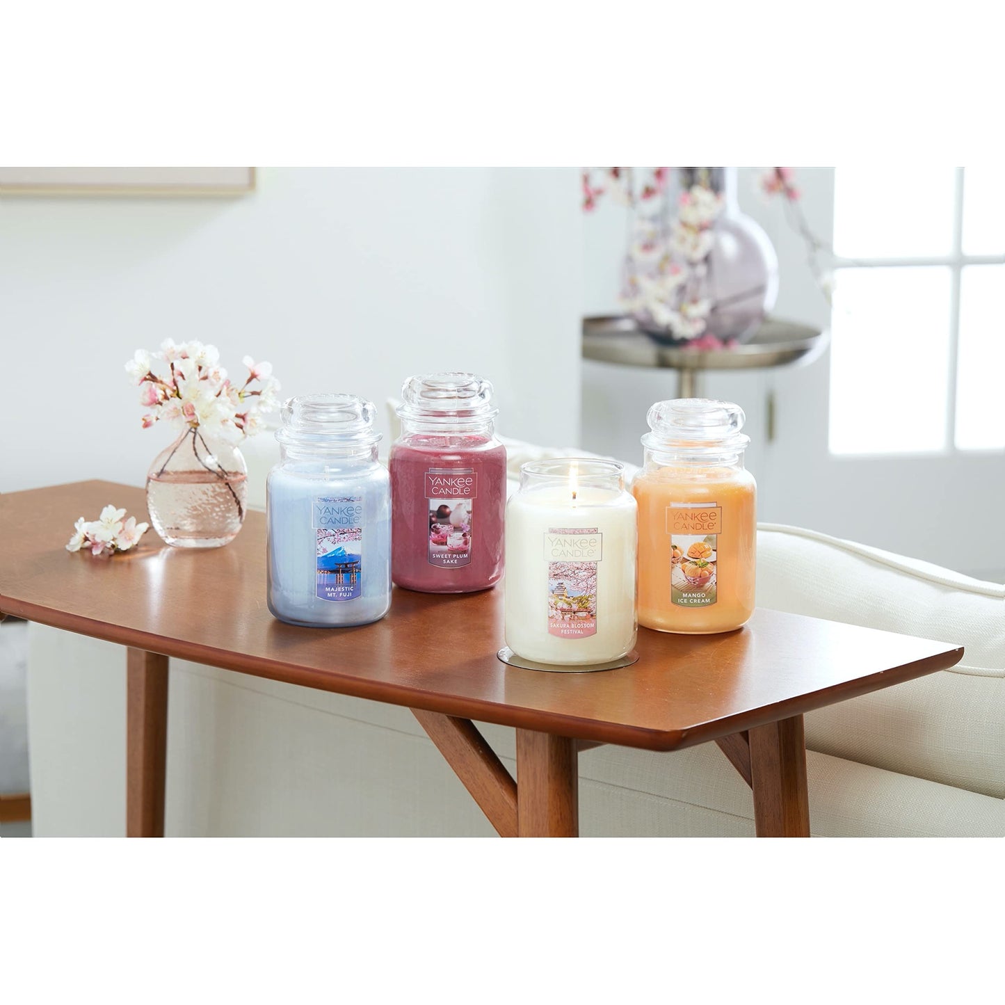 Yankee Candle French Vanilla Scented, Classic 22oz Large Jar Single Wick Candle, Over 110 Hour Burn Time, Ideal for Entertaining, Personal Relaxation, Gifting