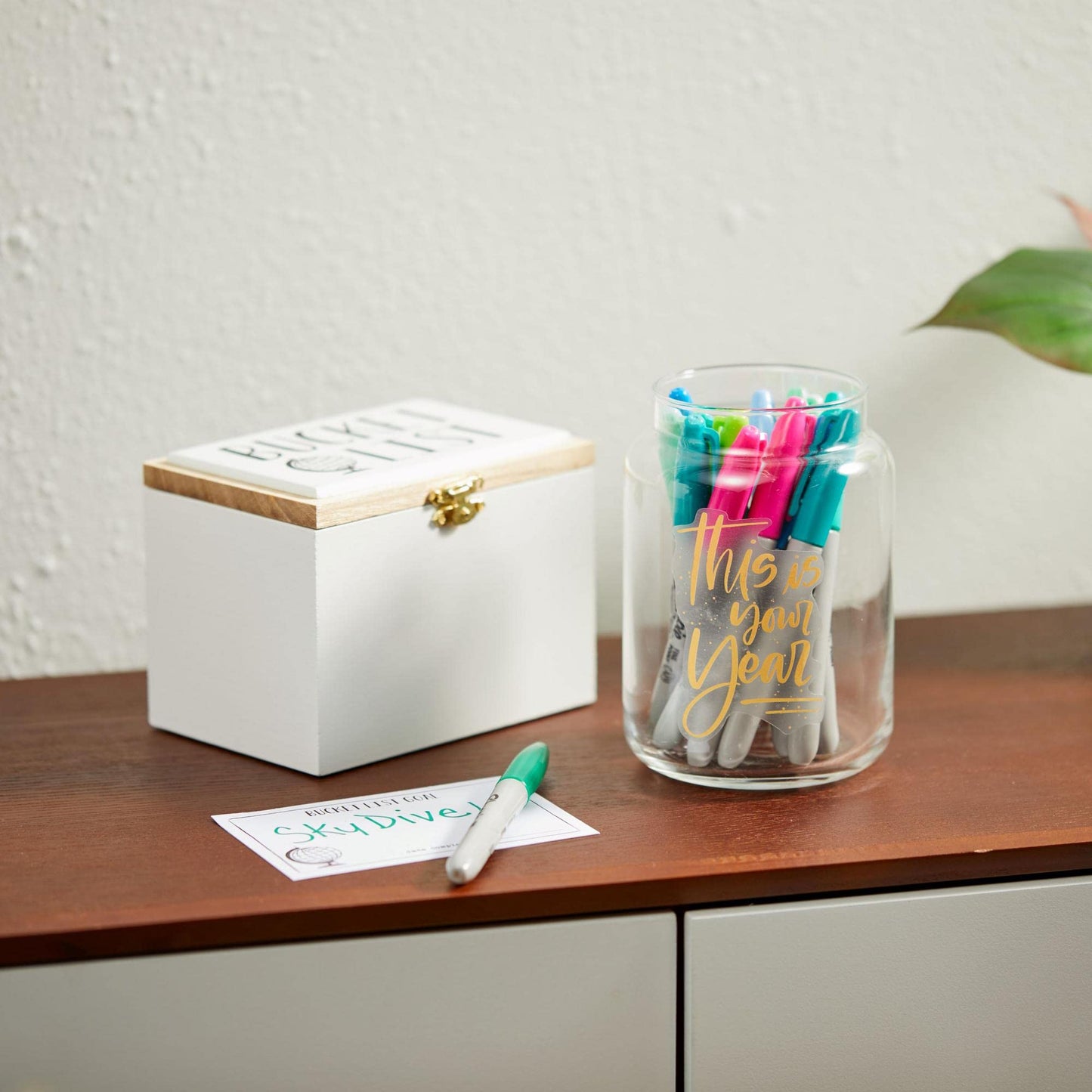 Yankee Candle Lilac Blossoms Scented, Classic 22oz Large Jar Single Wick Candle, Over 110 Hours of Burn Time, Perfect for Gifting, Gatherings and Seasonal Decorations