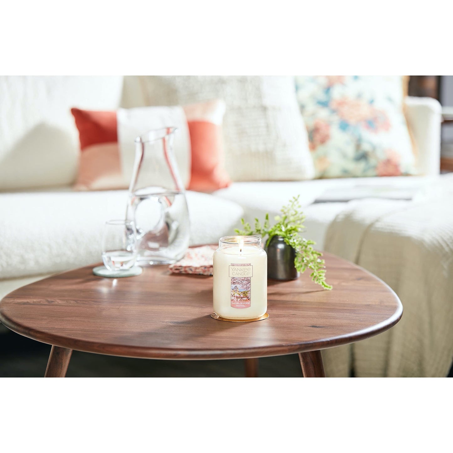 Yankee Candle Lilac Blossoms Scented, Classic 22oz Large Jar Single Wick Candle, Over 110 Hours of Burn Time, Perfect for Gifting, Gatherings and Seasonal Decorations