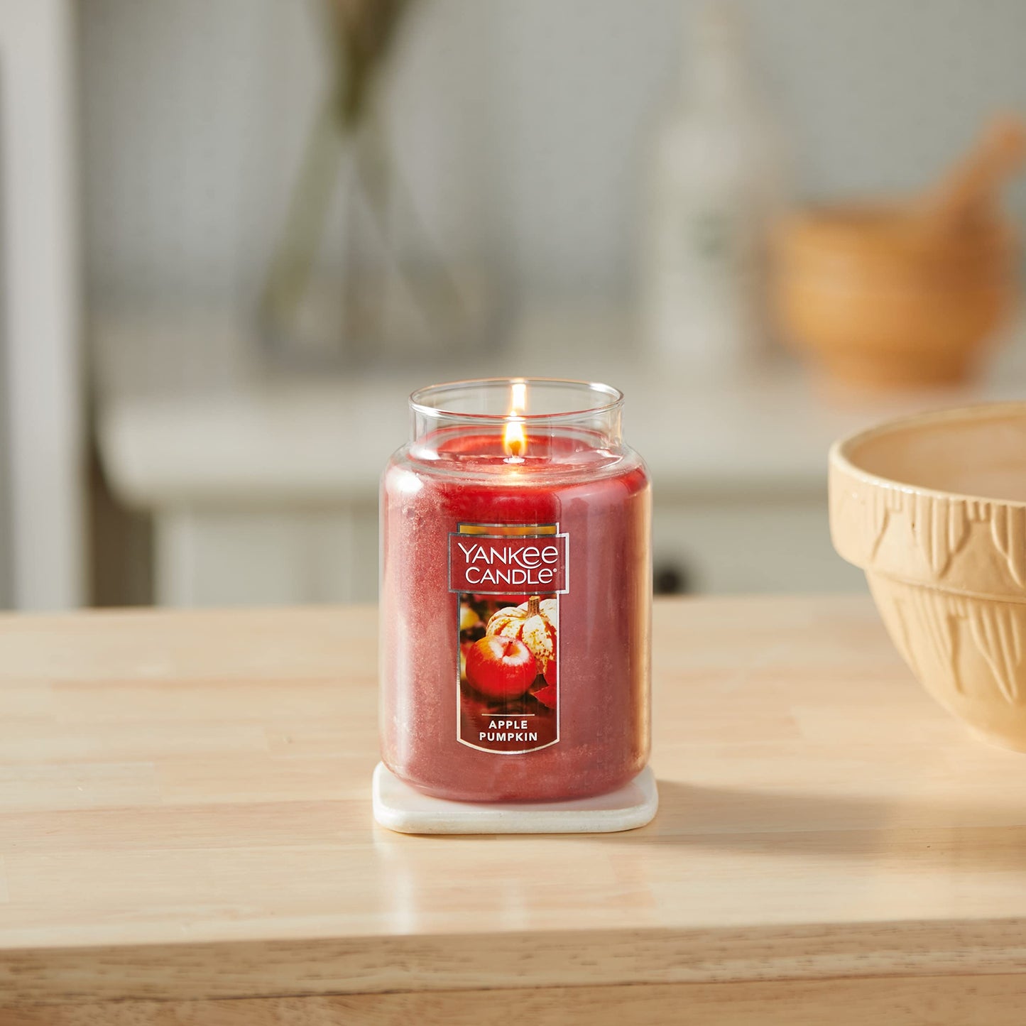 Yankee Candle Home Sweet Home Scented, Classic 22oz Large Jar Single Wick Candle, Over 110 Hours of Burn Time, Ideal for Fall, Outdoors, Home and Christmas Decorations