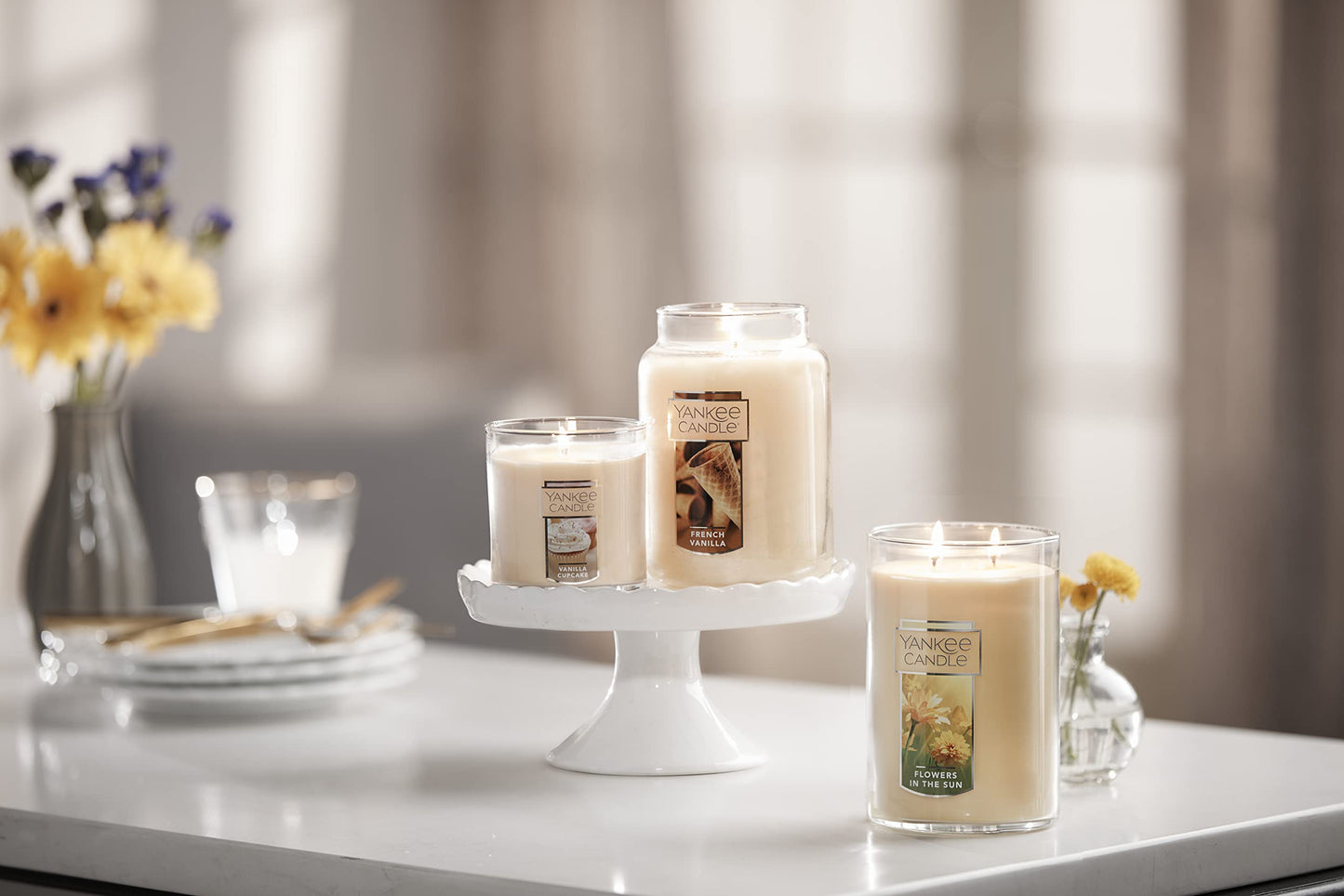 Yankee Candle French Vanilla Scented, Classic 22oz Large Jar Single Wick Candle, Over 110 Hour Burn Time, Ideal for Entertaining, Personal Relaxation, Gifting