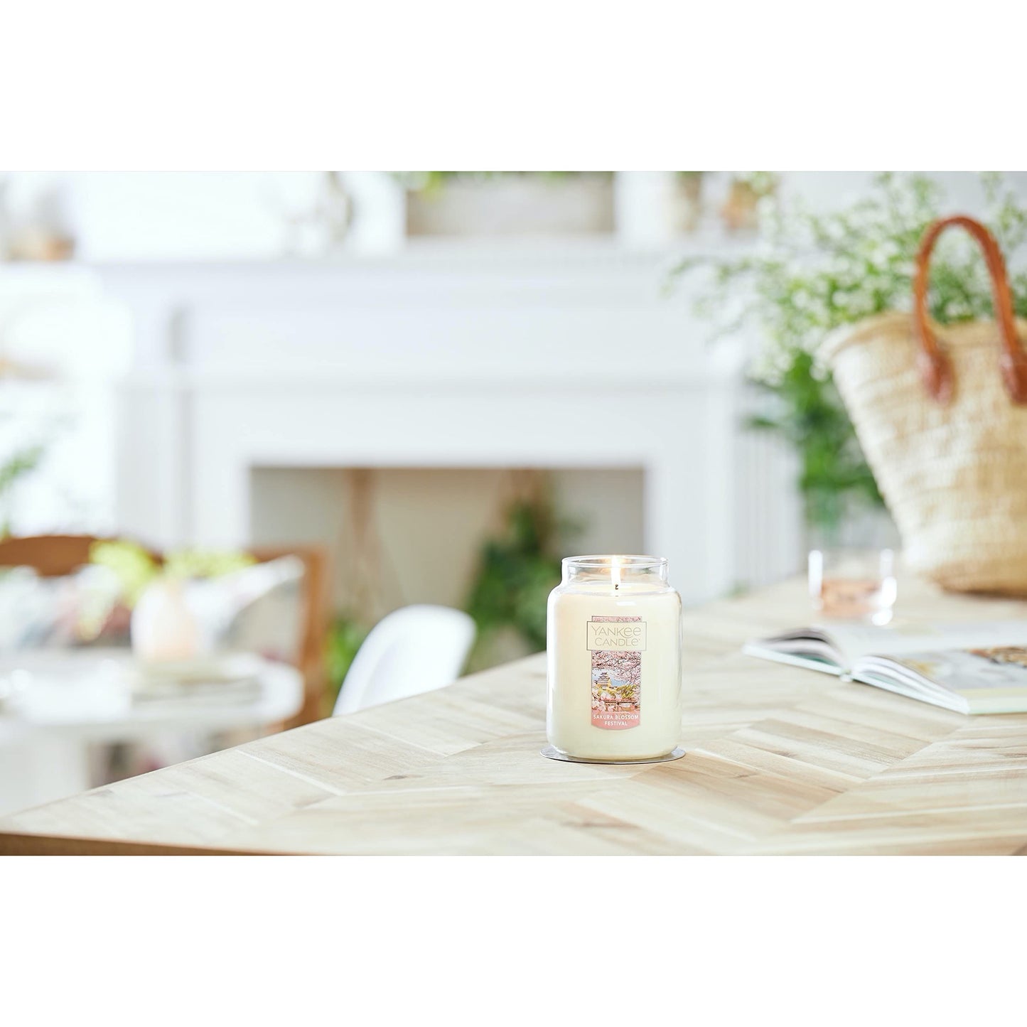 Yankee Candle Lilac Blossoms Scented, Classic 22oz Large Jar Single Wick Candle, Over 110 Hours of Burn Time, Perfect for Gifting, Gatherings and Seasonal Decorations