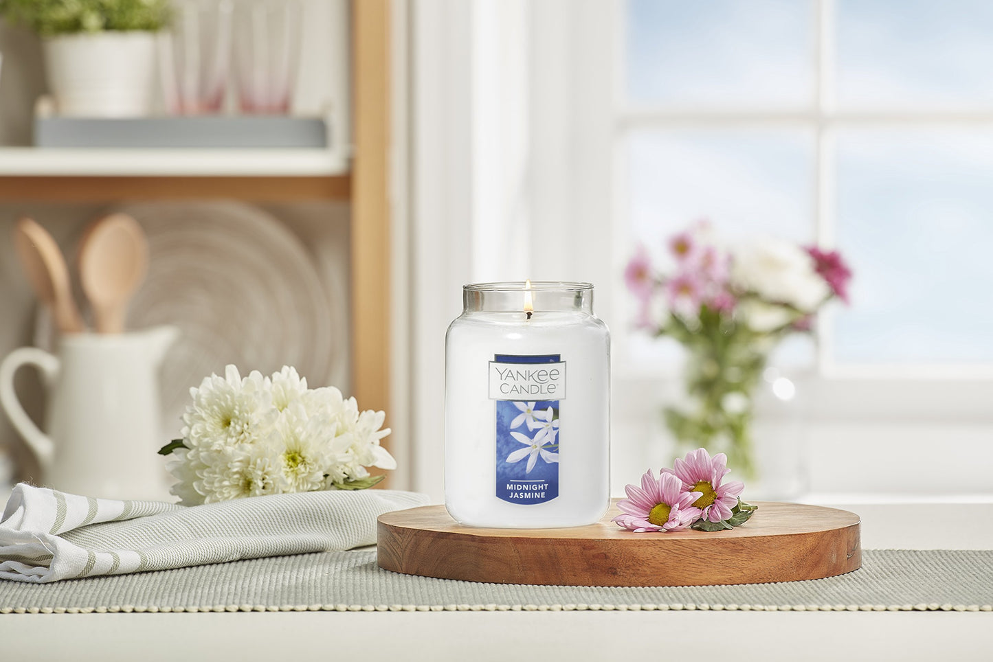 Yankee Candle Lilac Blossoms Scented, Classic 22oz Large Jar Single Wick Candle, Over 110 Hours of Burn Time, Perfect for Gifting, Gatherings and Seasonal Decorations