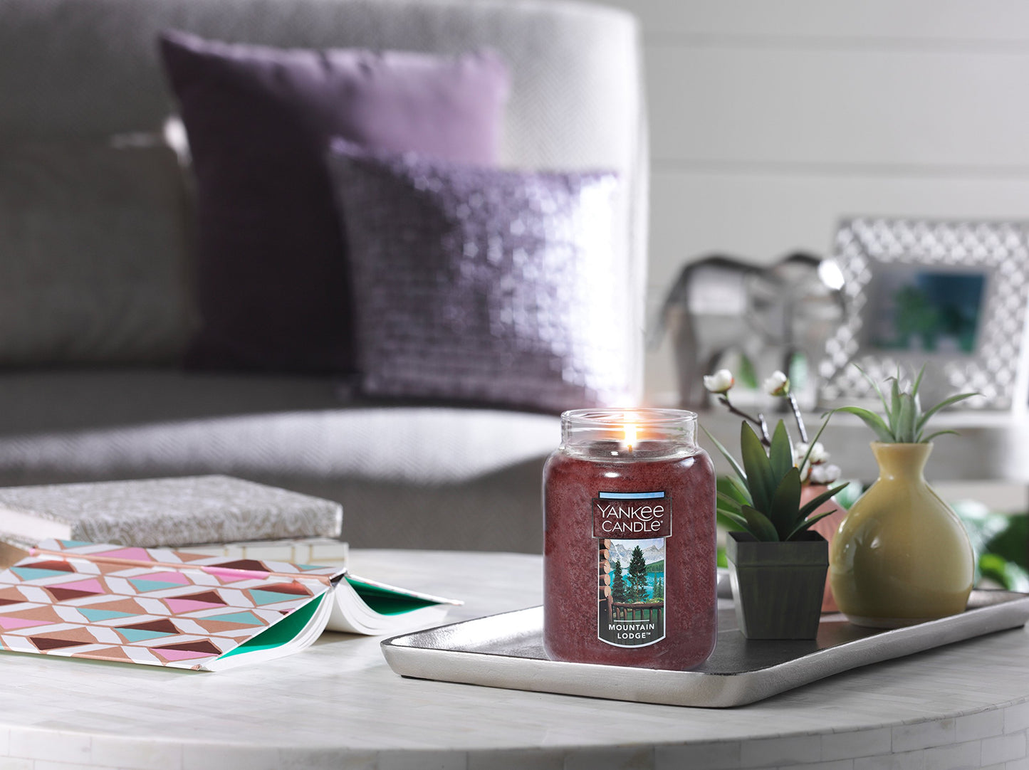 Yankee Candle Home Sweet Home Scented, Classic 22oz Large Jar Single Wick Candle, Over 110 Hours of Burn Time, Ideal for Fall, Outdoors, Home and Christmas Decorations