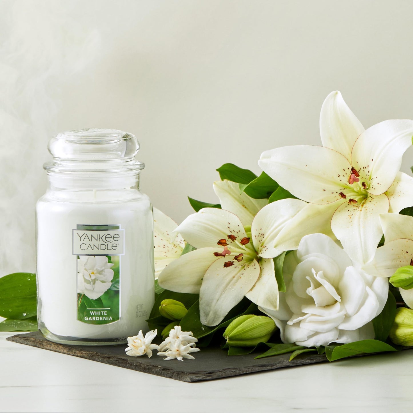 Yankee Candle Lilac Blossoms Scented, Classic 22oz Large Jar Single Wick Candle, Over 110 Hours of Burn Time, Perfect for Gifting, Gatherings and Seasonal Decorations