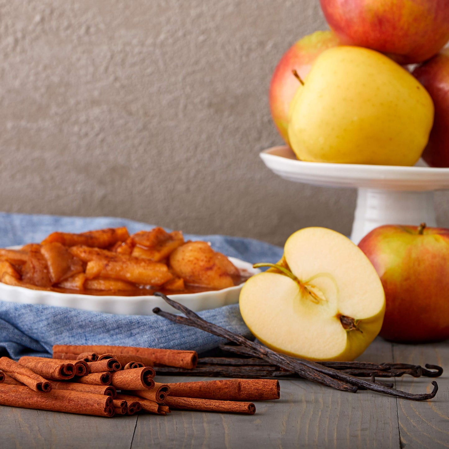 Yankee Candle Home Sweet Home Scented, Classic 22oz Large Jar Single Wick Candle, Over 110 Hours of Burn Time, Ideal for Fall, Outdoors, Home and Christmas Decorations