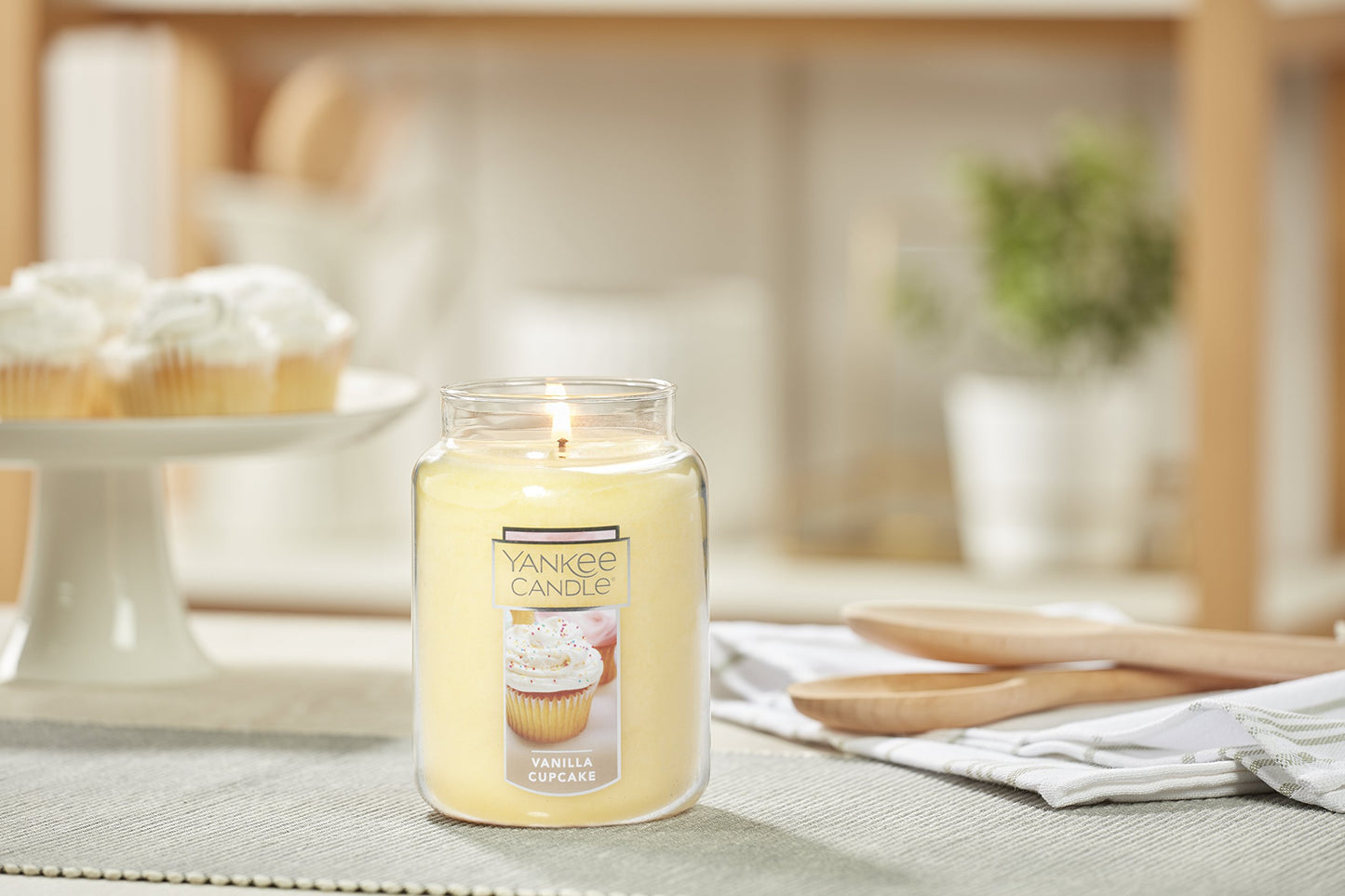 Yankee Candle French Vanilla Scented, Classic 22oz Large Jar Single Wick Candle, Over 110 Hour Burn Time, Ideal for Entertaining, Personal Relaxation, Gifting