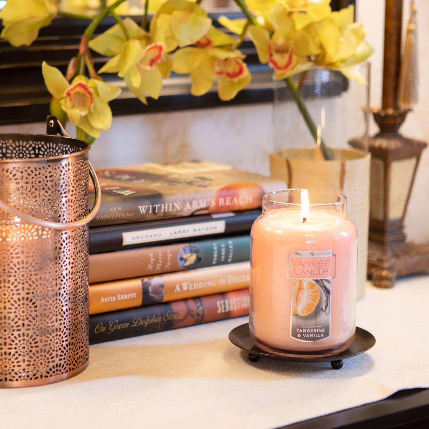 Yankee Candle French Vanilla Scented, Classic 22oz Large Jar Single Wick Candle, Over 110 Hour Burn Time, Ideal for Entertaining, Personal Relaxation, Gifting