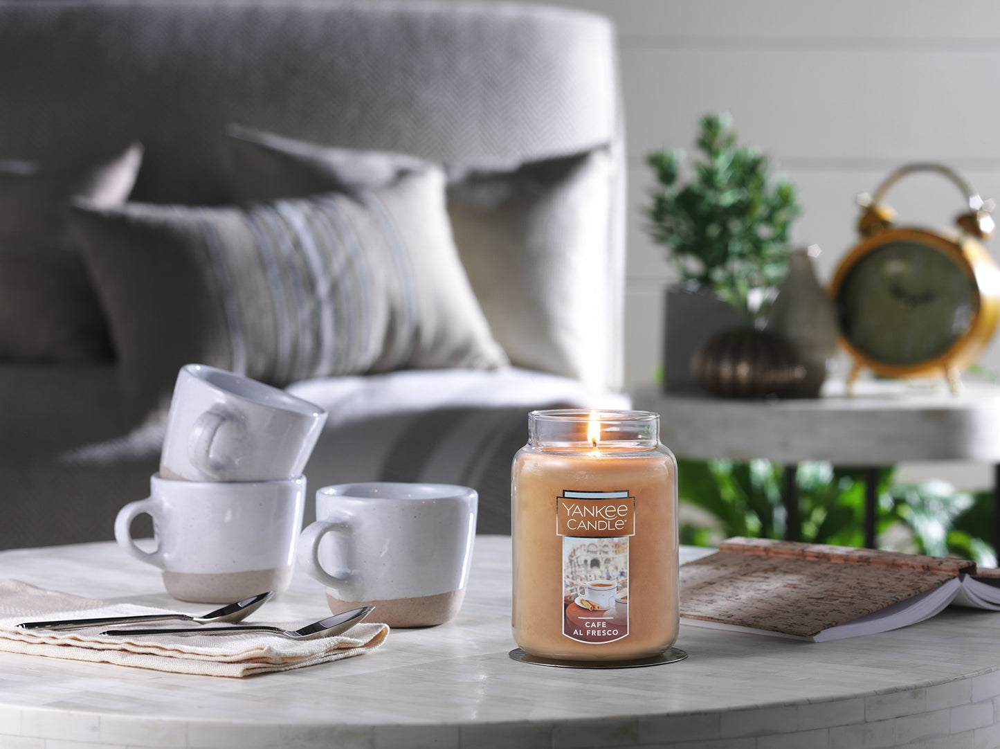 Yankee Candle French Vanilla Scented, Classic 22oz Large Jar Single Wick Candle, Over 110 Hour Burn Time, Ideal for Entertaining, Personal Relaxation, Gifting