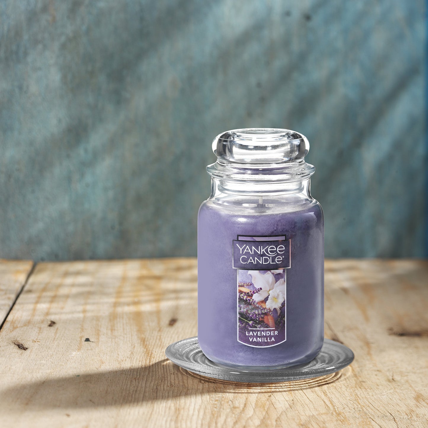 Yankee Candle Lilac Blossoms Scented, Classic 22oz Large Jar Single Wick Candle, Over 110 Hours of Burn Time, Perfect for Gifting, Gatherings and Seasonal Decorations