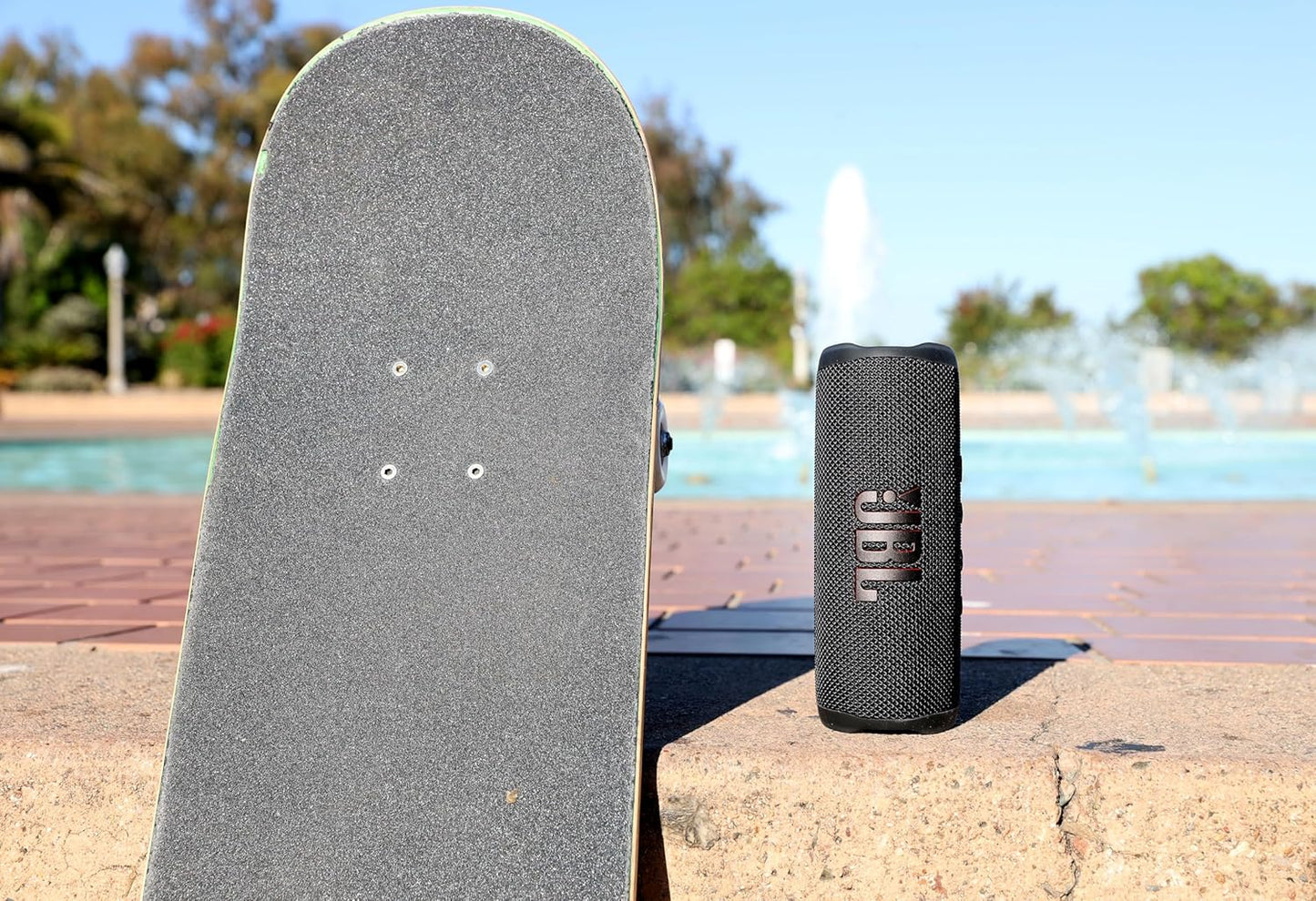 JBL Flip 6 - Portable Bluetooth Speaker, powerful sound and deep bass, IPX7 waterproof, 12 hours of playtime, JBL PartyBoost for multiple speaker pairing for home, outdoor and travel (Blue)